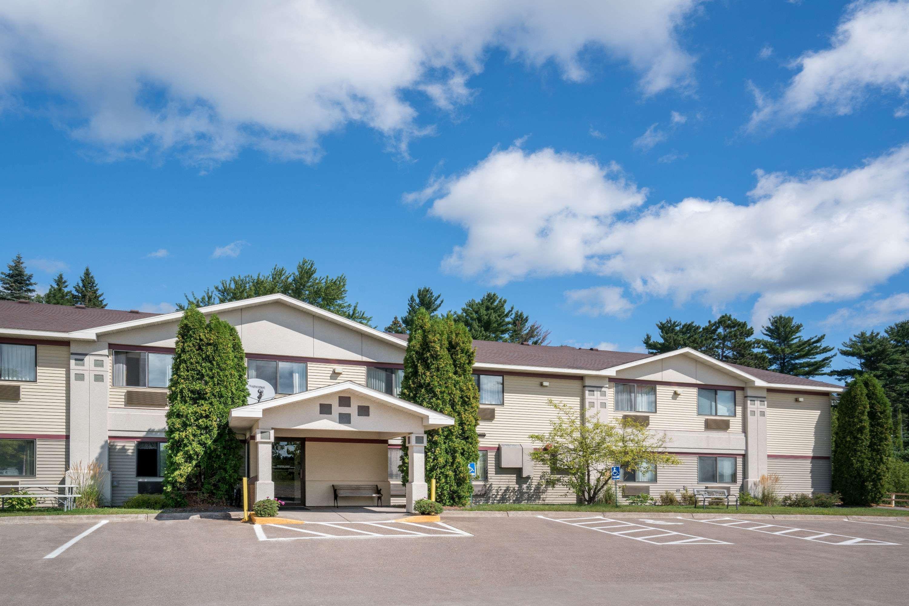 ホテル Super 8 By Wyndham クロケー エクステリア 写真
